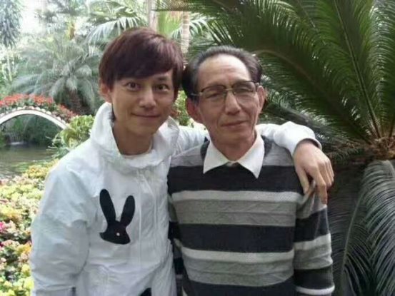 “炅爸爸无骨烤鱼饭”:明星IP品牌,加盟无忧,放心创业!