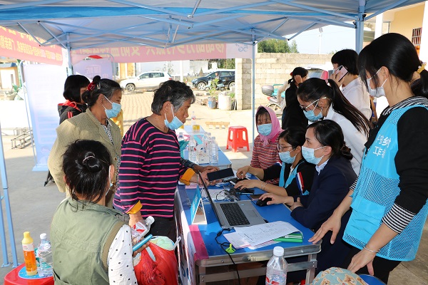 发布会上贵港公司工作人员向村民讲解5G知识.JPG