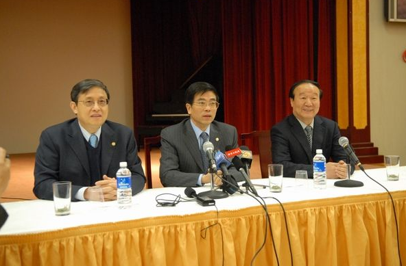 着力摆脱贫困，解决民生底线